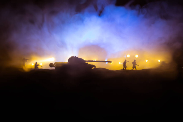 Conceito de Guerra. Silhuetas militares lutando cena no fundo do céu nevoeiro de guerra, soldados da guerra mundial silhueta abaixo do céu nublado à noite. Foco seletivo - Foto, Imagem