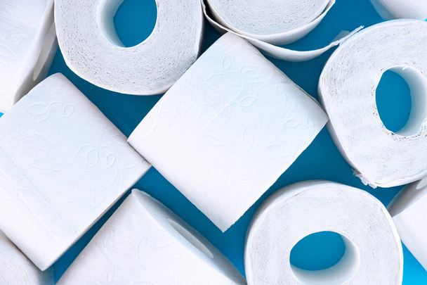 lots of toilet paper rolls. soft hygienic paper. close up - Foto, Imagem