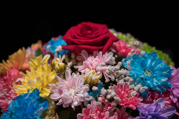 Όμορφο και πολύχρωμο μπουκέτο λουλουδιών, σε σκούρο φούρνο. Floral μπουκέτο από διαφορετικά λουλούδια. Το καλύτερο για ευχετήρια κάρτα. Επιλεκτική εστίαση - Φωτογραφία, εικόνα