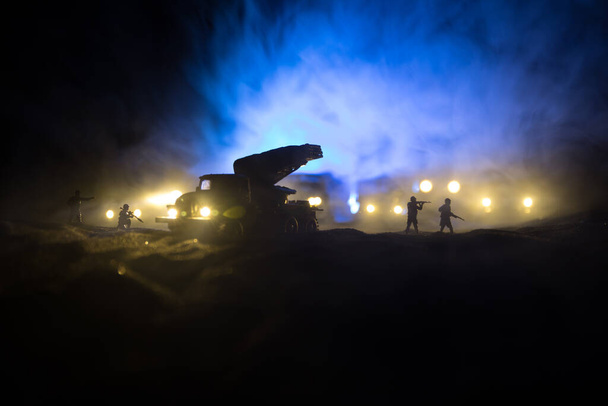 Raketlancering met vuurwolken. Strijd scène met raket raketten met kernkop gericht op Gloomy Sky 's nachts. Soldaten en Raketten Oorlog Backgound. Selectieve focus - Foto, afbeelding