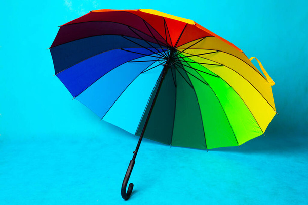 Barevný deštník na modrém pozadí. Světlý deštník. Rozumím. Článek o ochraně před deštěm. - Fotografie, Obrázek