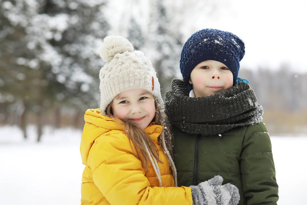 Gelukkig familie spelen en lachen in de winter buiten in de sneeuw. Stadspark winterdag. - Foto, afbeelding