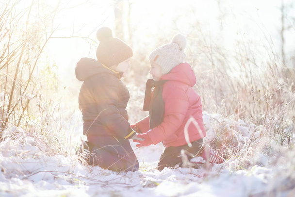 niños en el parque de invierno jugar con sno - Foto, Imagen