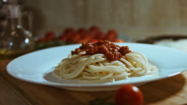 Peynirli, domatesli ve et soslu spagetti. - Video, Çekim