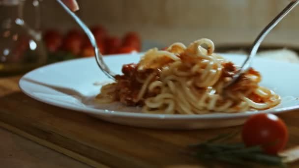 Espaguetis allá carbonara con queso y tomate y salsa de carne - Imágenes, Vídeo
