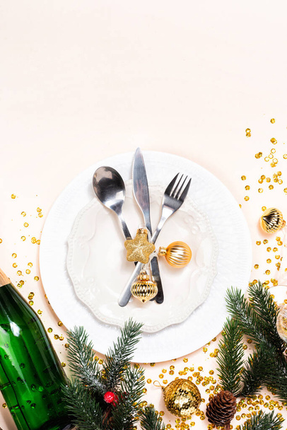 Bouteille verte de champagne avec confettis d'or et ornements de Noël - Photo, image
