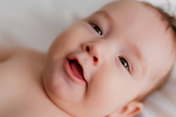 közeli portré aranyos baba nyitott szájjal - Fotó, kép