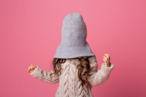маленькая девочка в большой шляпе в студии - Фото, изображение