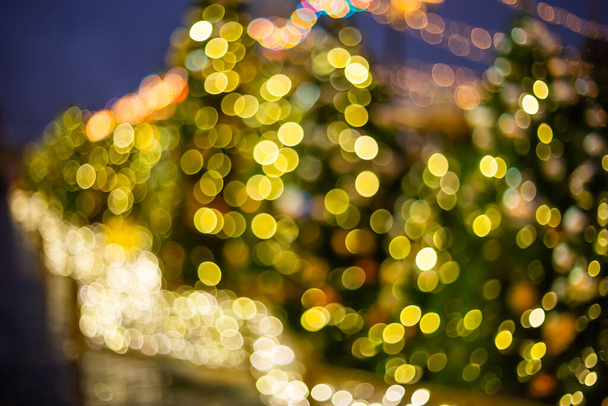 クリスマスツリーの行は夜に路上でガーランドと松-新年のコンセプト - 写真・画像