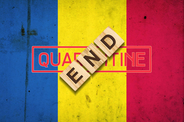 Fin de la cuarentena. La inscripción en bloques de madera en el fondo de la bandera de Rumania. El fin de la pandemia. Negocios. Viajes - Foto, Imagen