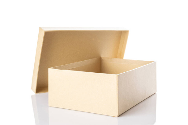Papel de caja burlona. Paquete de cartón marrón para entrega de envío aislado sobre fondo blanco. Objeto de papel artesanal cerrado maqueta para el diseño - Foto, imagen