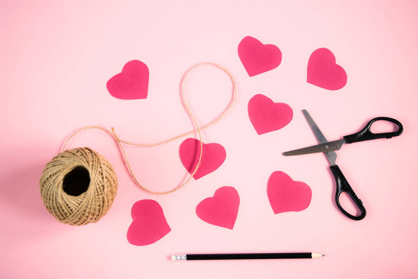 Pink handmade diy yarn hearts for Valentines Day - Foto, imagen