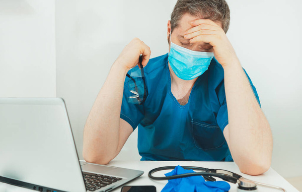 Medico stanco in maschera protettiva. Burnout sul lavoro. - Foto, immagini