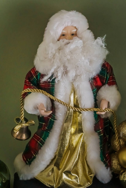 Figurine du Père Noël tenant une cloche - Photo, image