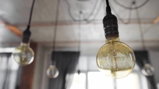 Большие старинные лампы накаливания висят на современной кухне. Декоративные антикварные лампочки Эдисон с прямыми проводами. Неэффективные лампочки накаливания тратят электричество. Тепло белый, газировка, Е27 - Кадры, видео