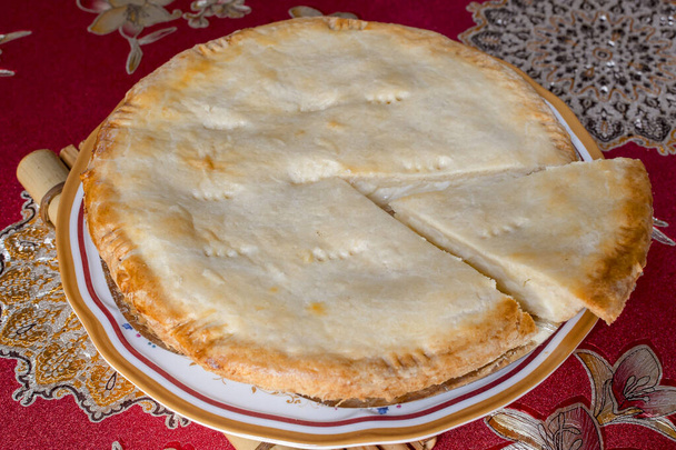 Une tarte au buko entière avec une portion tranchée. C'est une tarte à la crème jeune noix de coco traditionnelle philippine. - Photo, image