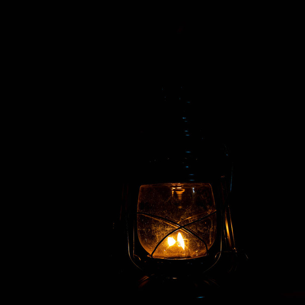 Vintage metallikerosiini lamppu syttyy pimeässä paikassa lämpimällä valolla. Olen pahoillani. Laadukas kuva - Valokuva, kuva