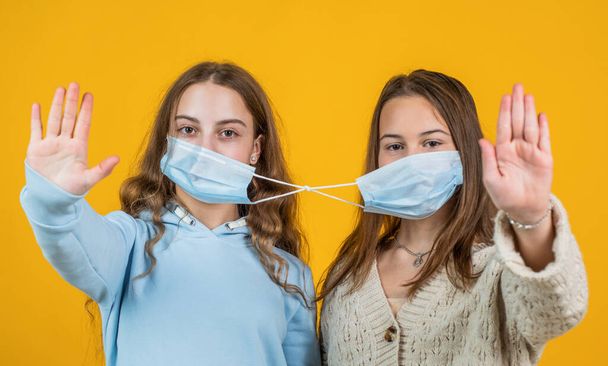 girls children while coronavirus wearing respirator mask, stop the virus - Foto, Imagen
