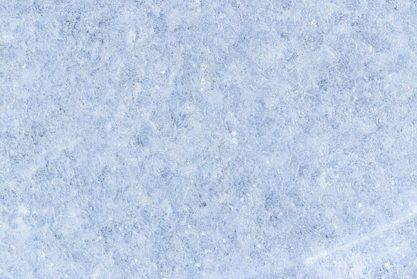 De textuur van fris blauw ijs glinsterend in de zon. - Foto, afbeelding