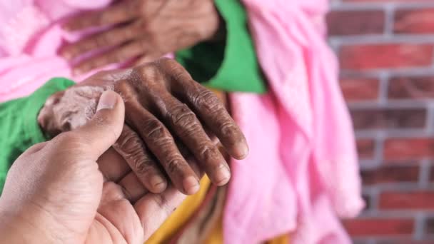 detalhe do homem mão segurando mão de mulheres seniores  - Filmagem, Vídeo
