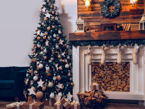 Interior eco style.decorated interior of couch and Christmas tree, modern and cozy. happy new year and merry christmas. Design room with Christmas tree, sofa and the fireplace.  - Foto, Bild