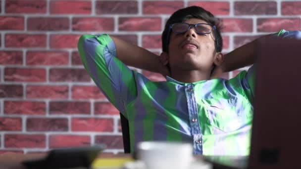 nuori stressaantunut liikemies istuu yksin toimistopöydällä  - Materiaali, video