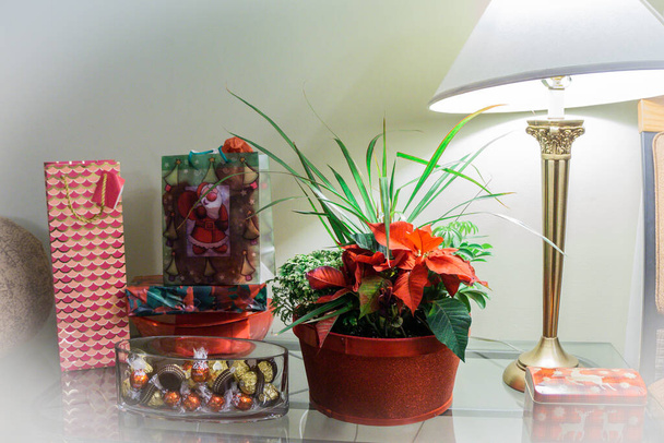 Joulukoristeet lahjoilla ja karkeilla näyttää unenomaisessa ilmapiirissä - Valokuva, kuva