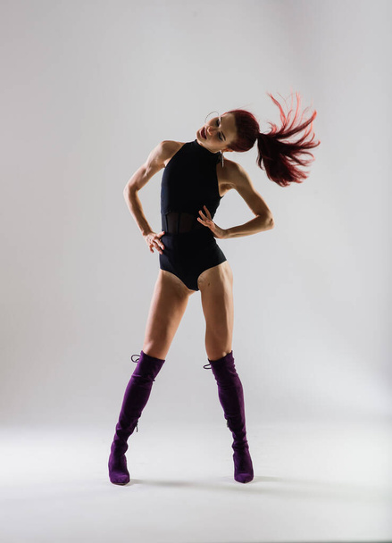Sexy pole redhead dancer showing her beautiful body - Фото, зображення