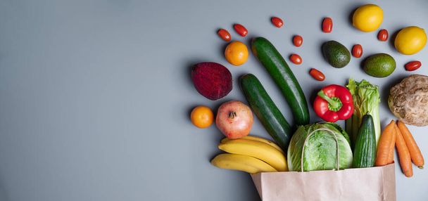 Bag of healthy vegetables on a gray background with copy space. Online shop concept. - Fotografie, Obrázek