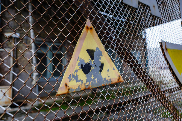 Pripyat şehrinin eski otoparkında radyasyon işareti var. - Fotoğraf, Görsel