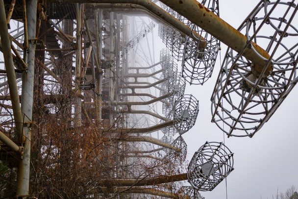 radar soviético Duga em tempo nebuloso. pica-pau russo - estação de radar sobre o horizonte perto de Chernobyl - Foto, Imagem