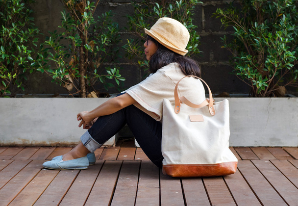 Mulher de moda com um saco de lona
 - Foto, Imagem