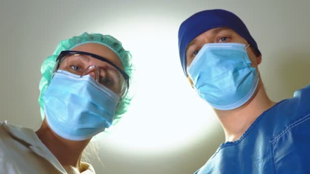 Due operatori medici che danno maschera antigas al paziente. - Filmati, video