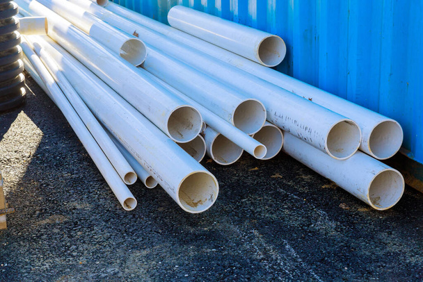 Tuyaux blancs en plastique pvc tuyau stock pour l'industrie pour les drains d'eau pour la construction - Photo, image