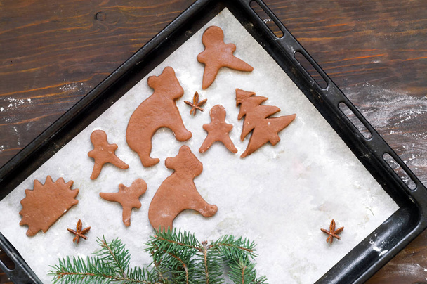 Cozinhar biscoitos de gengibre na véspera de Natal. humor de Natal ou design de comida. Close-up - Foto, Imagem