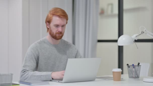Punapää mies kannettavan tietokoneen ravistamalla pää kuin kyllä ele  - Materiaali, video