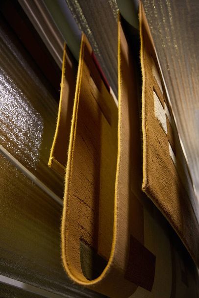 Alfombras diferentes colgando en bastidores. Limpieza y secado profesional de alfombras - Foto, Imagen