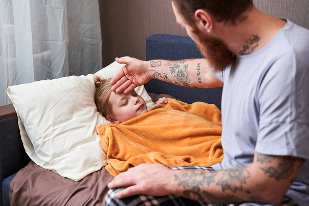 Father touching forehead of sick ill kid daughter - Foto, Imagem