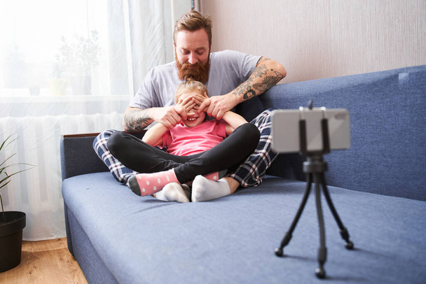 Father and his little daughter taking selfie - Foto, Bild