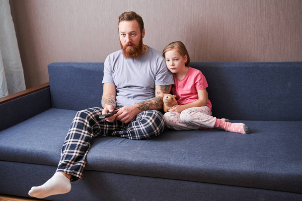 Father and his blonde pretty daughter watching television - Φωτογραφία, εικόνα