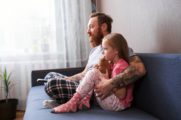 Father with toddler daughter watching tv - Fotoğraf, Görsel