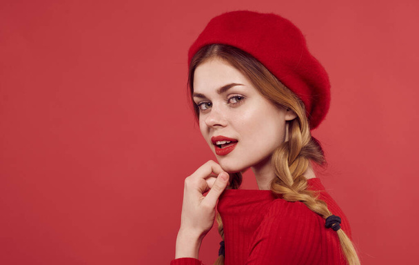 Kırmızı şapkalı güzel bir kadın. Çekici. Kırpılmış dudaklar. - Fotoğraf, Görsel