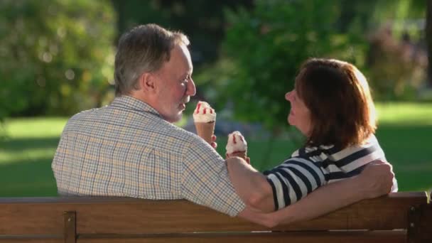 Ευτυχισμένο ώριμο ζευγάρι τρώει παγωτό σε εξωτερικούς χώρους. - Πλάνα, βίντεο