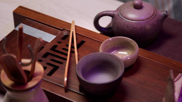 Täydellinen setti aitoon kiinalaiseen teetilaisuuteen. Teevälineet, kupit, lasit, posliinista valmistettu teekannu, pussi, jossa on juoman kuivia lehtiä. - Valokuva, kuva