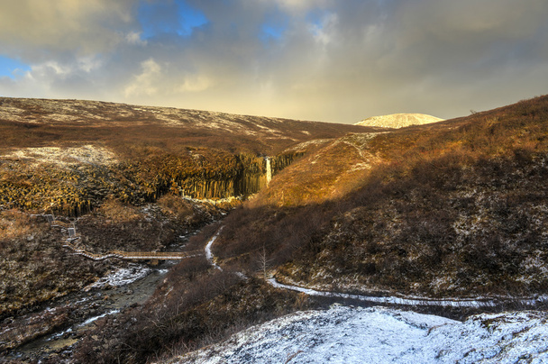 L'eau de Svartifoss au début de l'hiver
 - Photo, image
