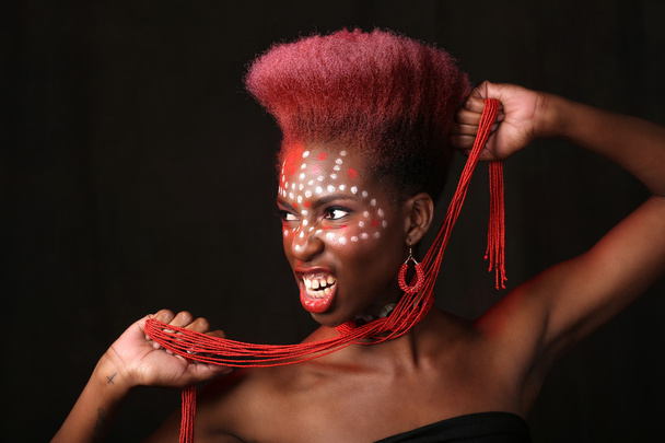 Femme afro-américaine expressive avec éclairage dramatique
 - Photo, image