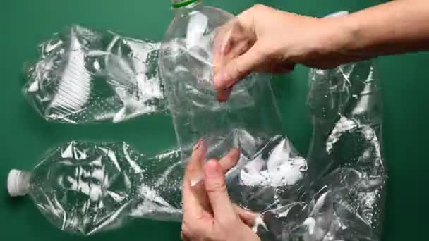 Geri dönüştürülmüş çöpleri sıralayan ellerin zaman aşımı - Video, Çekim