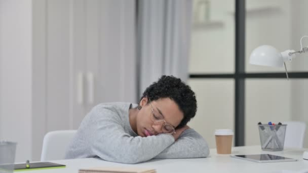 Álmos fiatal afrikai nő szundikál a munkahelyen  - Felvétel, videó