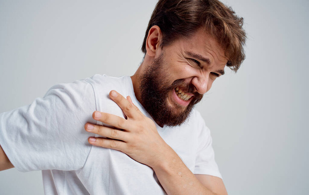 muž má bolesti ramen a bílé tričko vykloubení - Fotografie, Obrázek