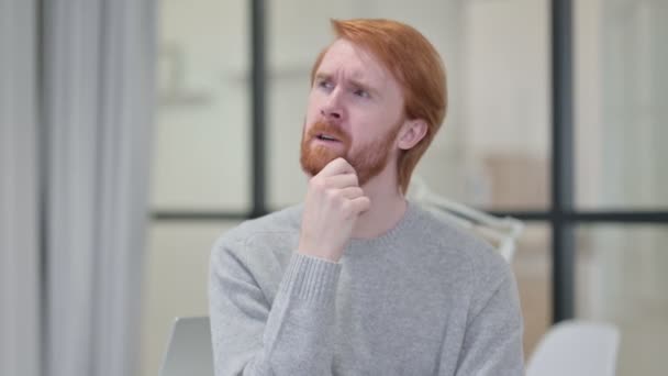 Портрет Pensive Young Redhead Man Thinking - Кадры, видео